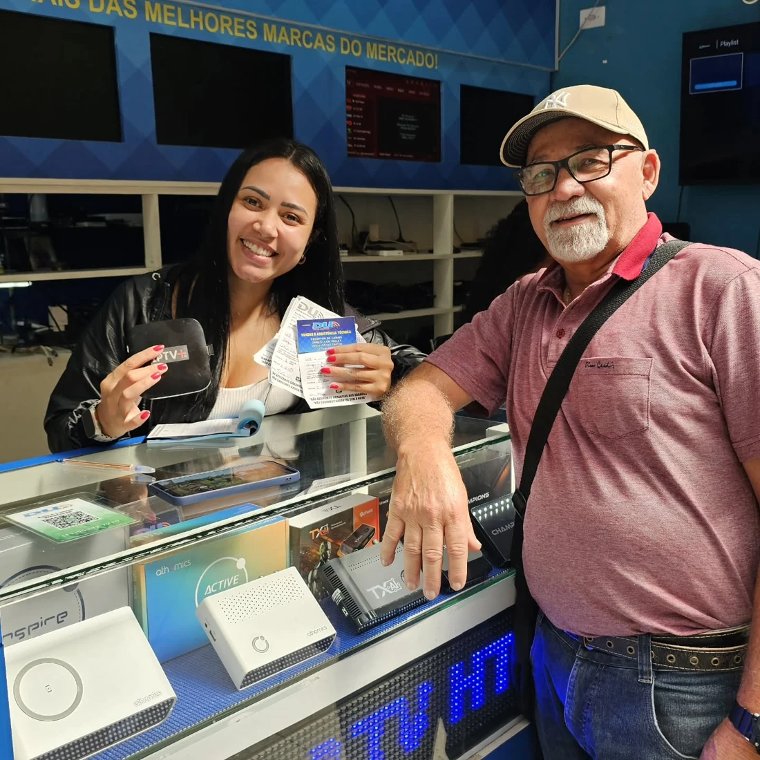 Atendimento no balcão da DUSAT com cliente e equipamento